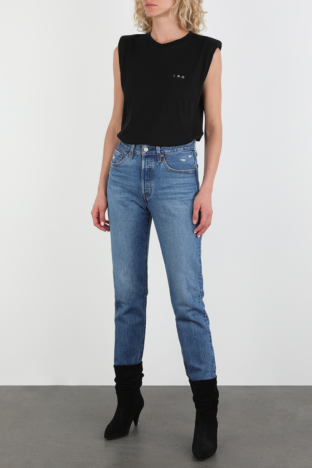 גופיה שחורה עם לוגו